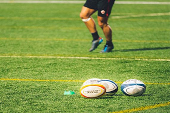 ¿Cómo usar césped artificial en instalaciones deportivas de interior?