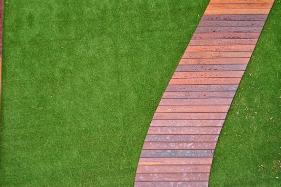 ¿Es mejor el césped artificial o el césped real para tu balcón?